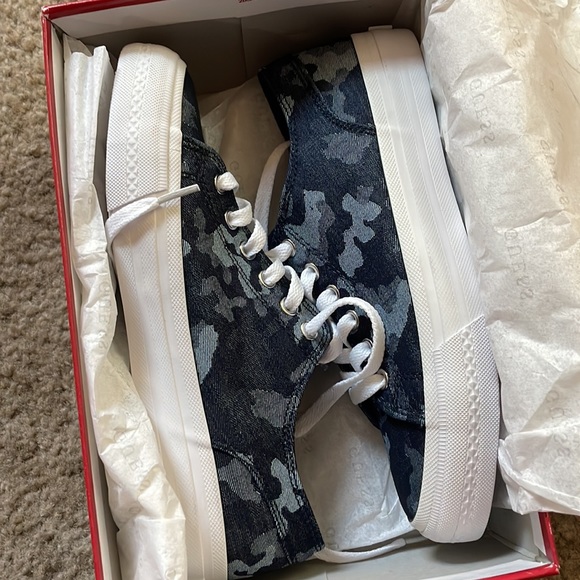 Guess Gelise camo blue sneakers size 7 new in box - Picture 7 of 8